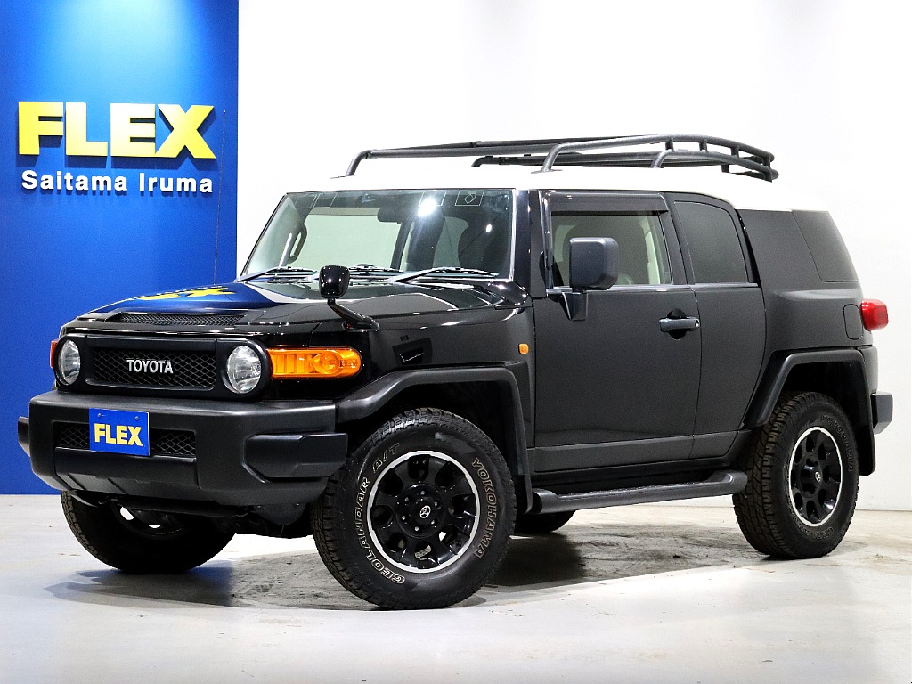 2013 Toyota FJ Cruiser Black 4WD with a roof rack at FLEX in Japan
