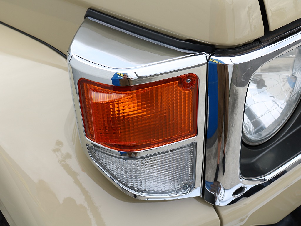 Headlights of a 1998 Land Cruiser 70