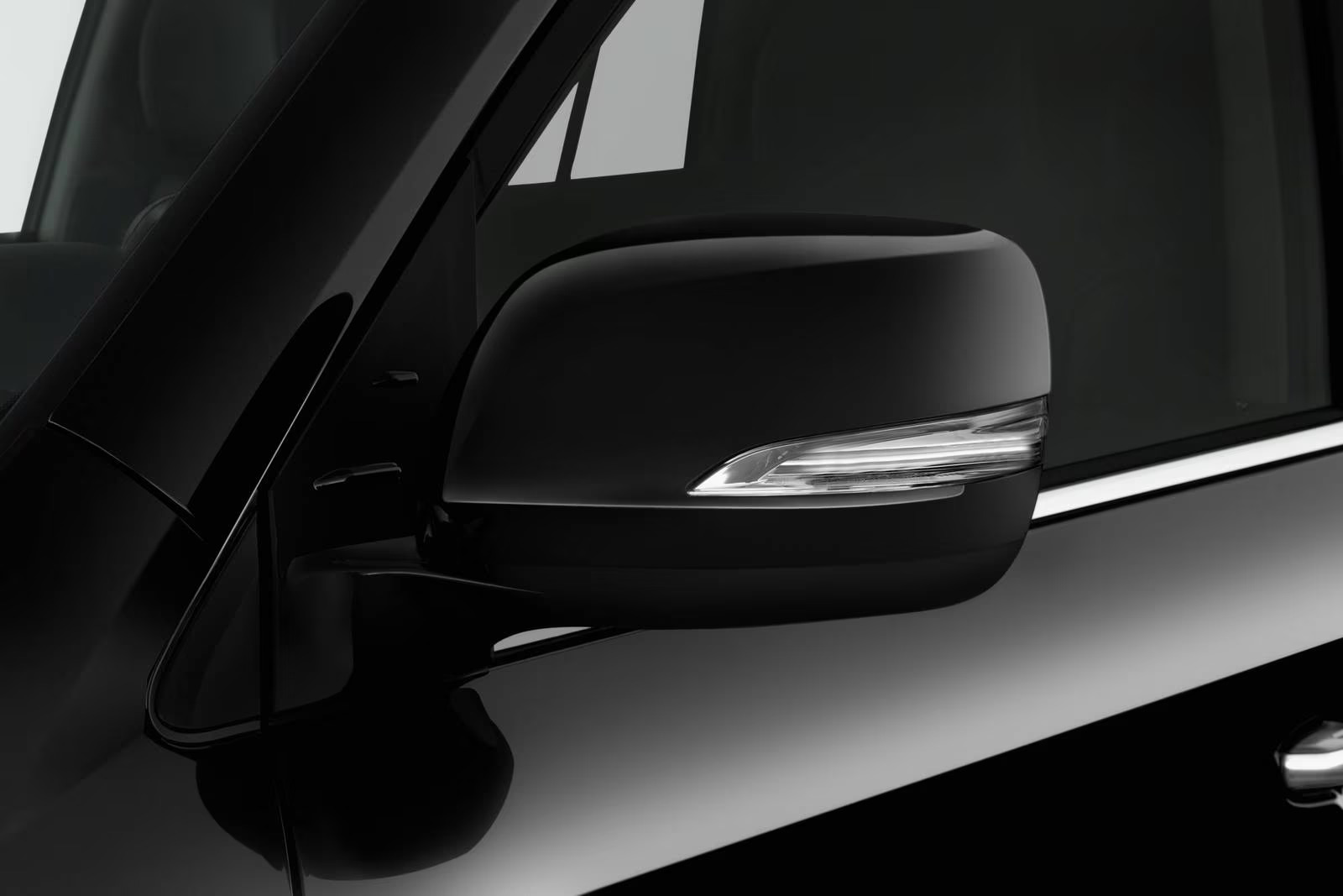 Side mirror of a Lexux LX 570 