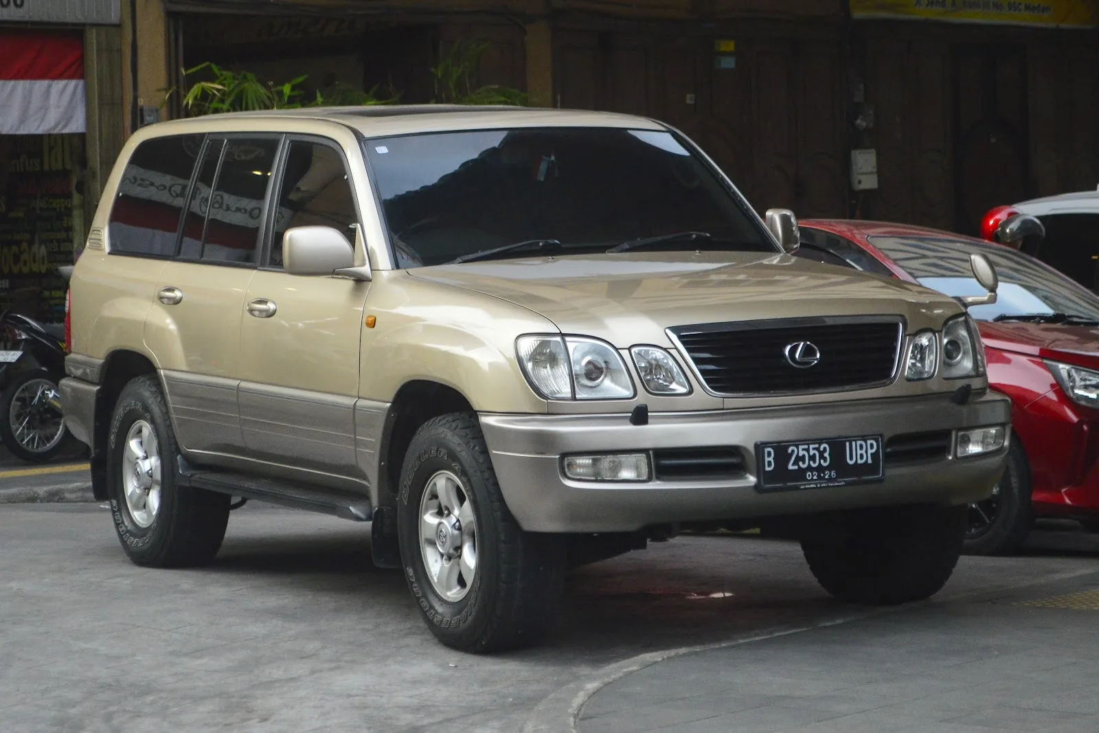 Lexus LX 470 parked in a parking lot