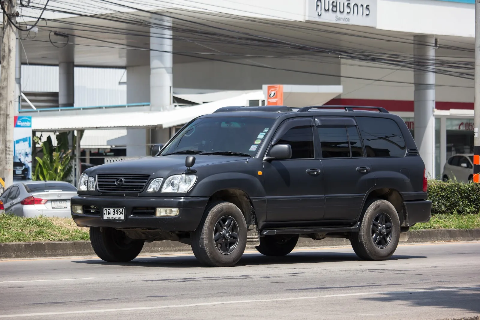 Lexus LX 470 Towing Capacity – All Years Covered!