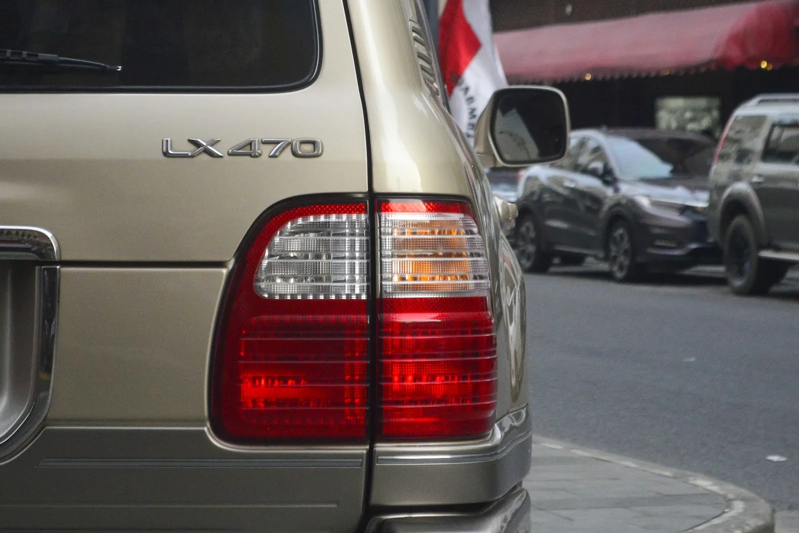 Lexus LX 470 towing different trailer and boat types illustration