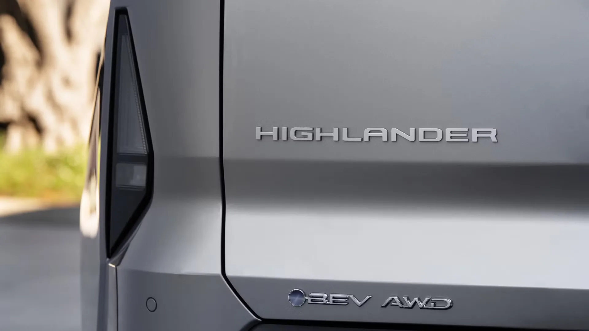 Toyota Highlander safety badge and logo