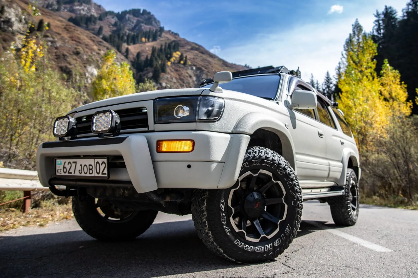 white toyota hilux surf