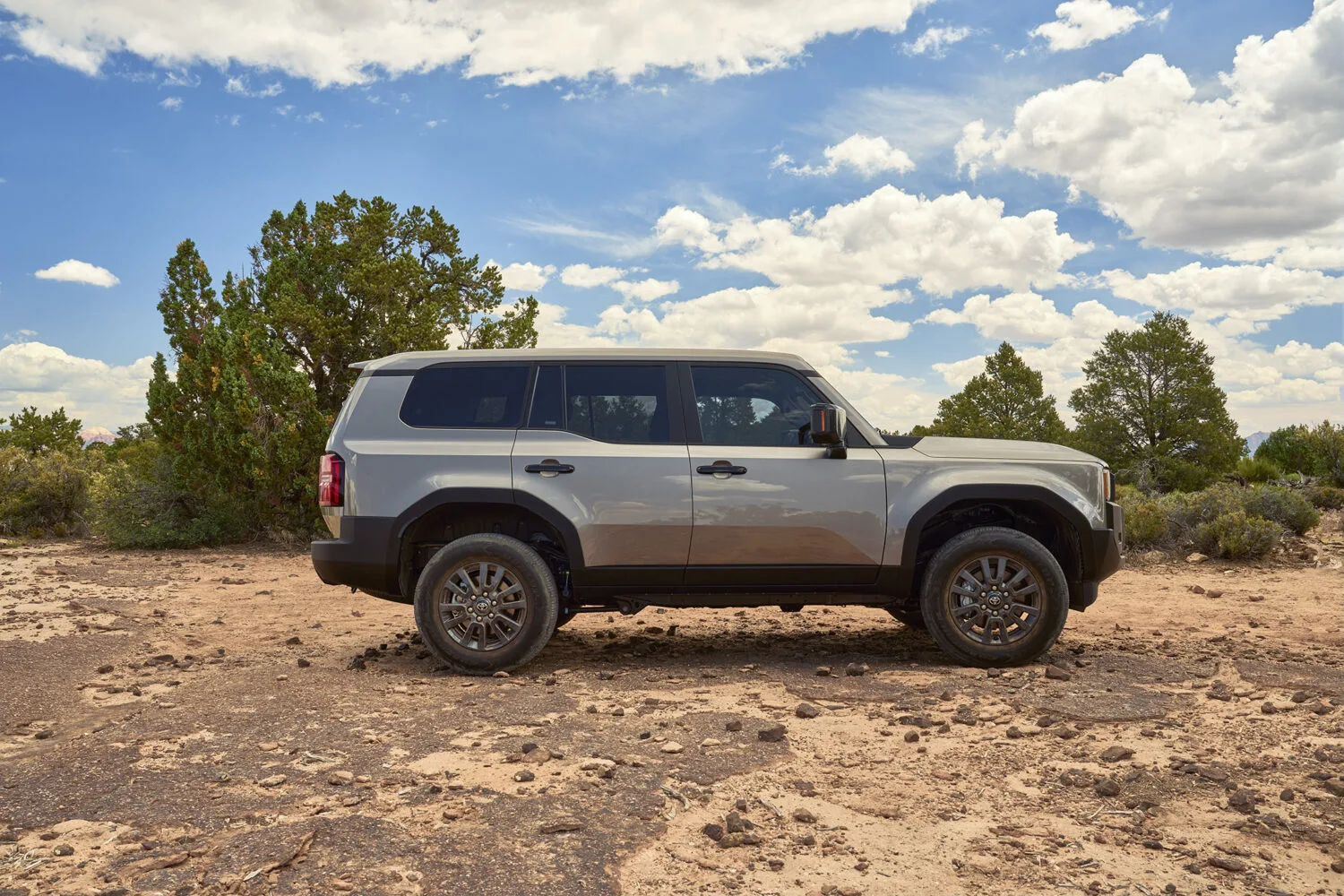 Toyota Land Cruiser 1958 Edition Ramping on Steep Road